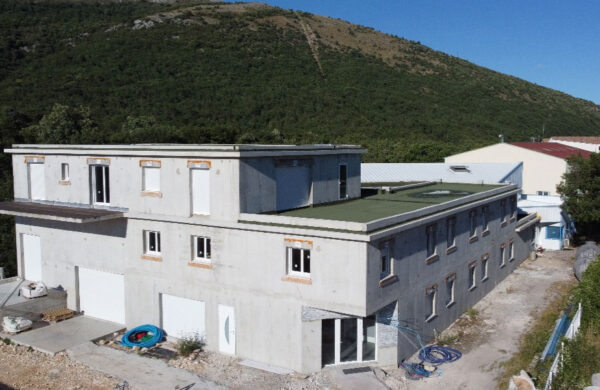 Batiment de de l’usine Moraflor à St Vallier de Thiey (travaux realisés en 2020) 2 niveaux de 530 m² et un niveau de 200m²