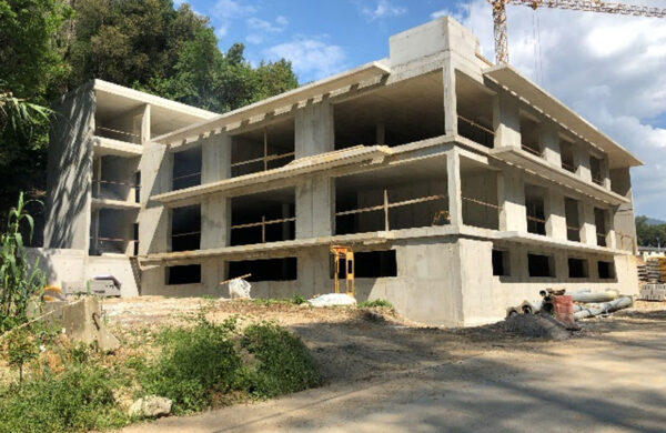 Bâtiment de bureaux de l’usine Ragni SA à Cagnes sur mer (travaux realisés en 2019) 4 niveaux de 650 m²